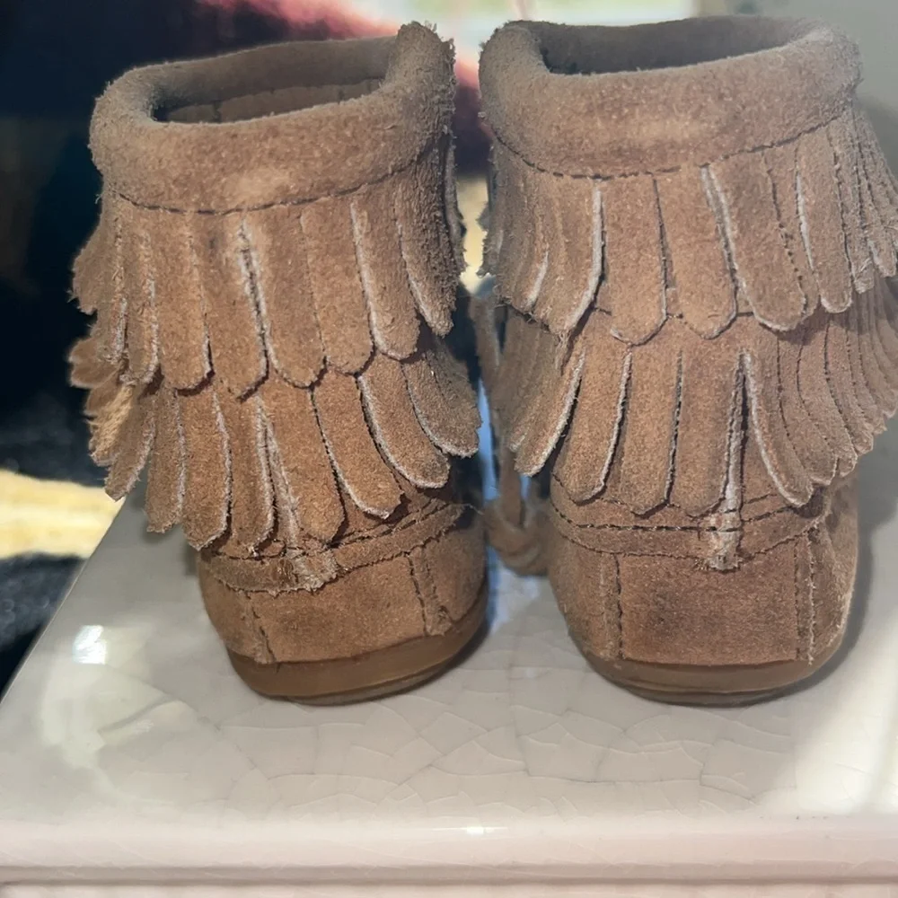 Minnetonka Children's Double Fringe Side Zip Boot, Brown, Leather Suede Size 6